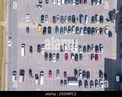Drohnenansicht eines großen Parkplatzes an einem sonnigen Sommertag, vertikaler Parkplatz Stockfoto