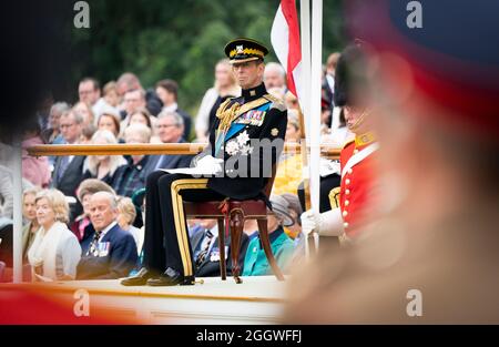 Der Herzog von Kent bei einem Gottesdienst im Garten des Palace of Holyroodhouse in Edinburgh, anlässlich des 50. Jahrestages der Royal Scots Dragoon Guards. Bilddatum: Freitag, 3. September 2021. Stockfoto