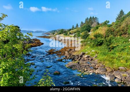 LOCHINVER SUTHERLAND SCHOTTLAND DER FLUSS INVER FLIESST IN RICHTUNG LOCH INVER UND DAS MEER IM SOMMER Stockfoto