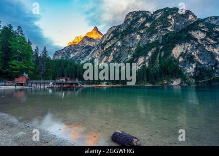 Prags See, der größte natürliche Dolomitensee Italiens. Stockfoto