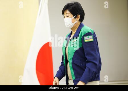 Tokio, Japan. September 2021. Yuriko Koike, Gouverneur von Tokio, nimmt an einer regelmäßigen Pressekonferenz Teil. Japanische Nationalflagge. 3 Tage bis zum Abschluss der Paralympischen Spiele. Am 3. September 2021 in Tokio, Japan. (Foto von Kazuki Oishi/Sipa USA) Quelle: SIPA USA/Alamy Live News Stockfoto