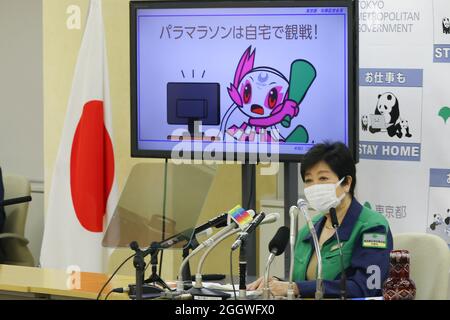 Tokio, Japan. September 2021. Yuriko Koike, Gouverneur von Tokio, nimmt an einer regelmäßigen Pressekonferenz Teil. Sie forderte Selbstzurückhaltung bei der Beobachtung der Ereignisse des Tokyo 2020 und des Paralympischen Marathons in Tokio und an den Straßenrändern. 3 Tage bis zum Abschluss der Paralympischen Spiele. Am 3. September 2021 in Tokio, Japan. (Foto von Kazuki Oishi/Sipa USA) Quelle: SIPA USA/Alamy Live News Stockfoto