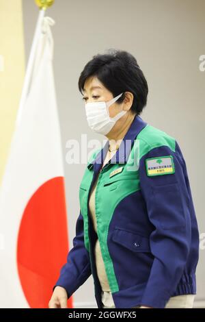 Tokio, Japan. September 2021. Yuriko Koike, Gouverneur von Tokio, nimmt an einer regelmäßigen Pressekonferenz Teil. Japanische Nationalflagge. 3 Tage bis zum Abschluss der Paralympischen Spiele. Am 3. September 2021 in Tokio, Japan. (Foto von Kazuki Oishi/Sipa USA) Quelle: SIPA USA/Alamy Live News Stockfoto