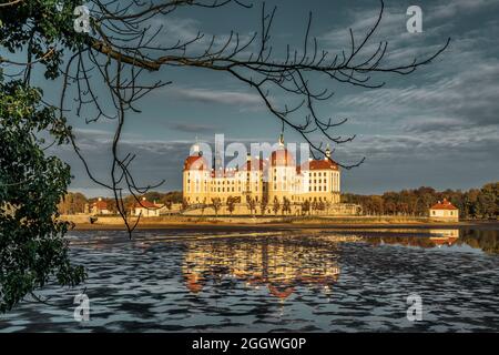 Blick über den See auf Schloss Moritzburg, Deutschland. Stockfoto