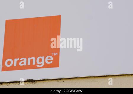 Bordeaux , Aquitaine Frankreich - 12 25 2020 : Orange Store Logo und Marke Text Zeichen vor dem Gebäude Shop des französischen Telekommunikationsunternehmens Stockfoto