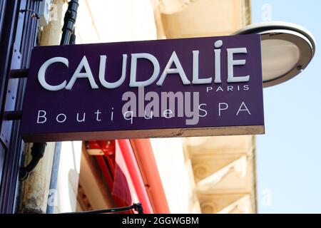 Bordeaux , Aquitaine Frankreich - 12 25 2020 : caudalie Logo Marke und Schild Text Vorderseite des Kosmetik-Shop Spa Boutique in Straßenansicht Stockfoto