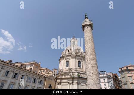 Trajans Säule und Kirche der Heiligen Luca und Martina, an der Straße dei Fori Imperiali in Rom Stockfoto