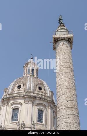 Trajans Säule und Kirche der Heiligen Luca und Martina, an der Straße dei Fori Imperiali in Rom Stockfoto