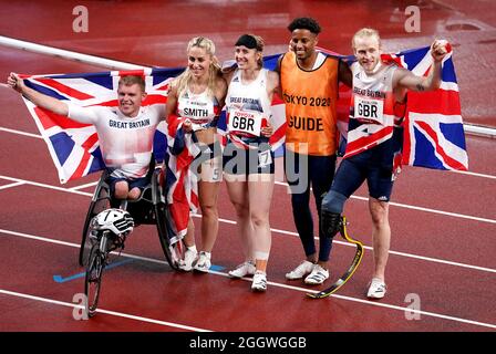 Die Briten (links-rechts) Nathan Maguire, Ali Smith, Libby Clegg, der Guide Chris Clarke und Jonnie Paacock reagieren, nachdem sie am zehnten Tag der Paralympischen Spiele in Tokio 2020 in den Universal 4x100 Metern im Olympiastadion den dritten Platz erreicht haben. Bilddatum: Freitag, 3. September 2021. Stockfoto