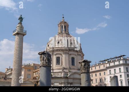 Trajans Säule und Kirche der Heiligen Luca und Martina, an der Straße dei Fori Imperiali in Rom Stockfoto