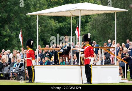 Der Herzog von Kent bei einem Gottesdienst im Garten des Palace of Holyroodhouse in Edinburgh, anlässlich des 50. Jahrestages der Royal Scots Dragoon Guards. Bilddatum: Freitag, 3. September 2021. Stockfoto