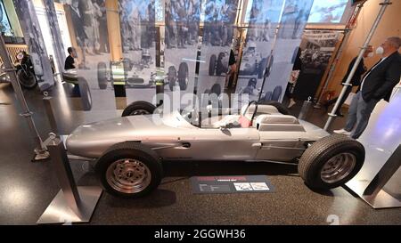 Stuttgart, Deutschland. September 2021. Im Stadtpalais in Stuttgart ist ein Porsche Formel-1-Rennwagen aus dem Jahr 1962 zu sehen. Sie ist im Rahmen einer Ausstellung über die ehemalige Solitude-Rennstrecke mit dem Titel 'Mythos Solitude' zu sehen. Quelle: Bernd Weißbrod/dpa/Alamy Live News Stockfoto