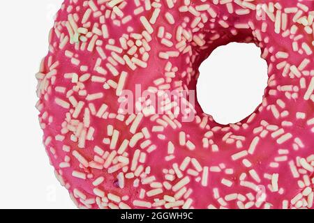 Donut mit Streuseln auf weißem Hintergrund. Zucker, Süßigkeiten, Snack, Junk-Food-Konzept. Draufsicht. Platz für Text. Flach liegend. Stockfoto