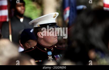 Sgt. Dakota L. Meyer ist ein Veteran des United States Marine Corps und erhielt die Ehrenmedaille für seine Aktionen während der Schlacht von Ganjgal am 8. September 2009 während der Operation Enduring Freedom in der Provinz Kunar, Afghanistan. Er ist der dritte lebende Empfänger der Ehrenmedaille seit dem Vietnamkrieg und der erste lebende Marine der Vereinigten Staaten seit 41 Jahren, der so geehrt wurde. Madison Square Park in New York City während der Veterans Day Aktivitäten zu Ehren von Kriegsveteranen, 11. November. Stockfoto