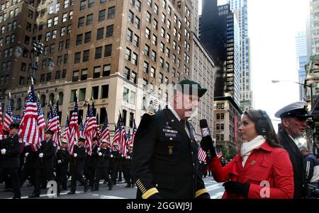 LT. General John Mulholland, Kommandant des U.S. Army Special Operations Command und ehemaliger Kommandant des Task Force Dagger in New York City während der Veterans Day Aktivitäten zu Ehren von Kriegsveteranen am 11. November. Mulholland sprach bei der Einweihung und Enthüllung der De Oppresso Liber-Statue in der Wintergarten-Halle im Two World Financial Center in der Nähe von Ground Zero am 11. November 2011 vor einem Publikum. Mitglieder des Task Force Dagger, eines Spezialeinsatzteams aus Green Berets der 5. Special Forces Group (Airborne), Mitglieder der Luftbesatzung des 160. Special Operations Aviation Regiment (Airborne), Stockfoto
