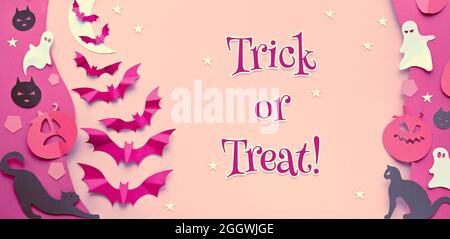 Niedliche Halloween Hintergrund mit Kawaii schwarzen Katzen, lebendige lila Papier Fledermäuse, rosa Kürbisse, Zucker Süßigkeiten und lustige weiße Geister. Flach auf rosa und legen Stockfoto