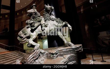 Die De Oppresso Liber-Statue des Bildhauers Douwe Blumberg steht während der Einweihung und Enthüllung am 11. November in der Wintergarten-Halle im Two World Financial Center in der Nähe von Ground Zero. An der Zeremonie nahmen Mitglieder des Task Force Dagger Teil; ein Spezialeinsatzteam aus Green Berets der 5. Special Forces Group (Airborne), Mitglieder der Luftbesatzung des 160. Special Operations Aviation Regiment (Airborne) und Kampfkontrolleure des Air Force Special Operations Command. Stockfoto