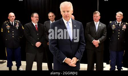 Vizepräsident Joseph Biden trifft sich mit Soldaten vor der Einweihung und Enthüllungszeremonie für die De Oppresso Liber-Statue in der Wintergartenhalle im Two World Financial Center in der Nähe von Ground Zero, November 11. Mitglieder des Task Force Dagger; ein spezielles Einsatzteam bestehend aus Green Berets der 5th Special Forces Group (Airborne), Mitgliedern der Luftbesatzung des 160. Special Operations Aviation Regiment (Airborne) und Kampfkontrolleuren des Air Force Special Operations Command; schloss sich dem Vizepräsidenten an, um die Statue zu enthüllen. Stockfoto