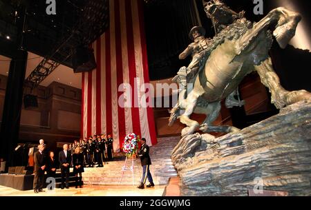 Master Sgt. Eric Gatlin, präsentiert Vizepräsident Joseph Biden und seiner Frau, Dr. Jill Biden und Mr und Mrs Wittling, Eltern ein gefallenen 5th Special Forces Group (Airborne) Green Beret, ein Kranz, die sie vor der Statue De Oppresso Liber während der Einweihung und Enthüllung der Statue in der Wintergarten-Hall in zwei World Financial Center in der Nähe von Ground Zero legen , Am 11. November. Mitglieder der Task Force Dagger; eine spezielle Operationen team aus Green Berets von 5th SFG (A), Besatzungsmitglieder aus dem 160th Special Operations Aviation Regiment (Airborne) und Bekämpfung der Controller fr Stockfoto