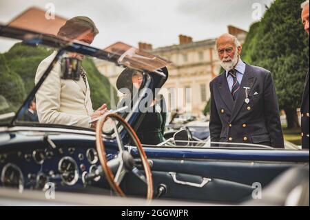 Hampton Court Palace, London, Großbritannien. September 2021. S.H. Prinz Michael von Kent spricht mit Ausstellern auf dem Concours of Elegance, Hampton Court Palace in London. Kredit: Kevin Bennett/Alamy Live Nachrichten. Stockfoto