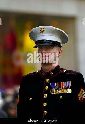 Marine-Veteran CPL. Aaron Mankin nimmt an der New York Veterans Day Parade am 11. November Teil. Mankin wurde verletzt, als das Amphibienfahrzeug, in dem er unterwegs war, über ein improvisiertes Sprenggerät rollte und in die Luft geschleudert wurde. Er hat mehr als 60 Operationen durchgemacht und fungiert als Sprecher für verletzte Dienstmitglieder. Stockfoto