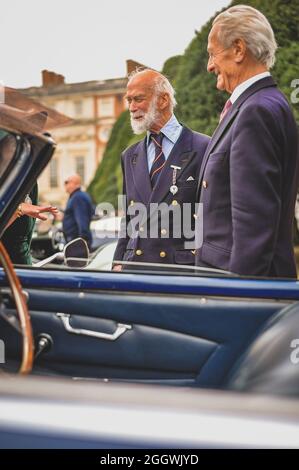 Hampton Court Palace, London, Großbritannien. September 2021. S.H. Prinz Michael von Kent spricht mit Ausstellern auf dem Concours of Elegance, Hampton Court Palace in London. Kredit: Kevin Bennett/Alamy Live Nachrichten. Stockfoto