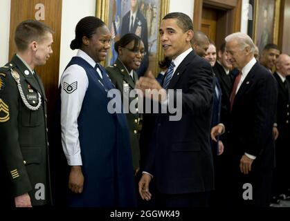 Der Präsident der Vereinigten Staaten, Barack Obama, und Vizepräsident Joe Biden, begrüßen die Dienstmitglieder bei ihrem ersten Besuch im 5. Januar 28. Obama traf sich mit Verteidigungsminister Robert M. Gates, ADM der US-Marine. Mike Mullen, Vorsitzender der Joint Chiefs of Staff und aller Servicechefs, die ihre Beiträge für die Zukunft in Afghanistan und im Irak erhalten. Stockfoto