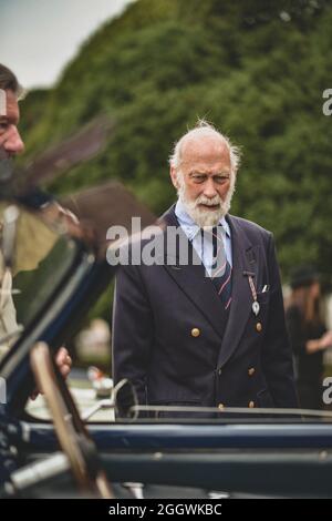 Hampton Court Palace, London, Großbritannien. September 2021. S.H. Prinz Michael von Kent spricht mit Ausstellern auf dem Concours of Elegance, Hampton Court Palace in London. Kredit: Kevin Bennett/Alamy Live Nachrichten. Stockfoto