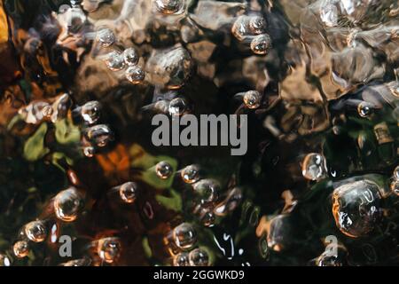 Wasser in einem großen Metallbehälter, ein strukturelles Bild der Erregung der Flüssigkeit. Stockfoto