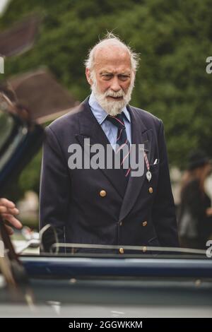 Hampton Court Palace, London, Großbritannien. September 2021. S.H. Prinz Michael von Kent spricht mit Ausstellern auf dem Concours of Elegance, Hampton Court Palace in London. Kredit: Kevin Bennett/Alamy Live Nachrichten. Stockfoto