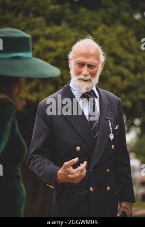 Hampton Court Palace, London, Großbritannien. September 2021. S.H. Prinz Michael von Kent spricht mit Ausstellern auf dem Concours of Elegance, Hampton Court Palace in London. Kredit: Kevin Bennett/Alamy Live Nachrichten. Stockfoto