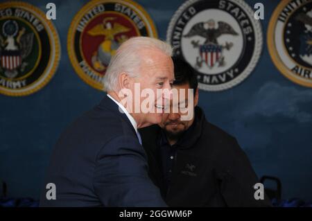 Vizepräsident Joe Biden begrüßt Zivilisten und Dienstmitglieder während seines Besuchs im Bagram Air Field im Januar 12. Stockfoto