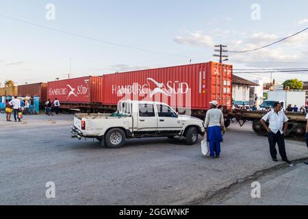 CAMAGUEY, KUBA - 26. JANUAR 2016: Am Bahnübergang in Camaguey warten Menschen Stockfoto