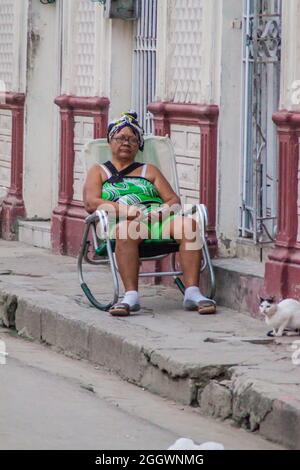 LAS TUNAS, KUBA - 27. JAN 2016: Die alte Frau sitzt auf einer Straße in Las Tunas. Stockfoto