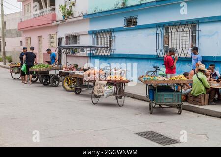 BAYAMO, KUBA - 30. JAN 2016: Obst- und Gemüseverkäufer mit kleinen Karren. Stockfoto