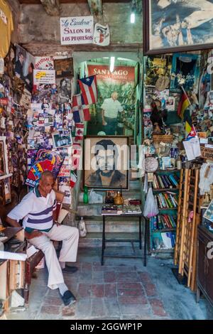 SANTIAGO DE CUBA, KUBA - 31. JAN 2016: Buchhandlung Libreria La Escalera in der Heredia Straße. Stockfoto