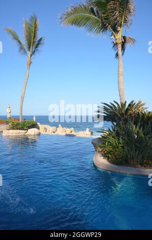 Tropische Landschaft am Pool mit Blick auf das Mar de Cortés im Luxus-Resort One&Only Palmilla in San José del Cabo, Baja California Sur Mexico. Stockfoto
