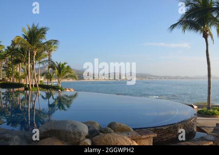 Tropische Landschaft am Pool mit Blick auf das Mar de Cortés im Luxus-Resort One&Only Palmilla in San José del Cabo, Baja California Sur Mexico. Stockfoto
