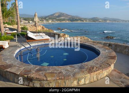 Tropische Landschaft am Pool mit Blick auf das Mar de Cortés im Luxus-Resort One&Only Palmilla in San José del Cabo, Baja California Sur Mexico. Stockfoto
