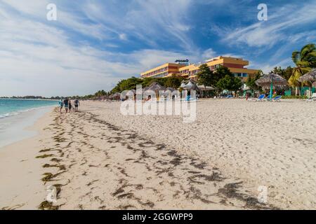 PLAYA ANCON, KUBA - 9. FEB 2016: Blick auf den Strand von Playa Ancon in der Nähe von Trinidad, Kuba. Hotel Club Amigo Ancon im Hintergrund. Stockfoto