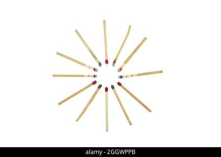 Nahaufnahme einer Gruppe von Streichhölzer mit rotem Kopf Rahmen in Kreisform isoliert auf weißem Hintergrund, Draufsicht. Modell. Flache Lay-Komposition. Stockfoto