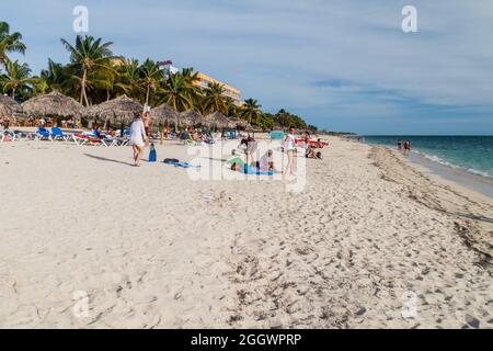 PLAYA ANCON, KUBA - 9. FEB 2016: Blick auf den Strand von Playa Ancon in der Nähe von Trinidad, Kuba. Hotel Club Amigo Ancon im Hintergrund. Stockfoto