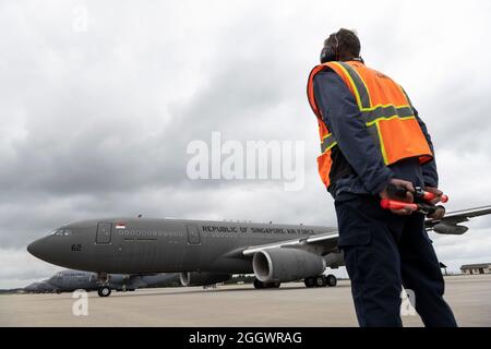 James Houtz, 52. Maintenance Squadron Transient Alert Aircraft Servicer, wartet auf die Anstellung eines A330-Mehrzwecktankers der Republik Singapur Transportflugzeuge auf dem Luftwaffenstützpunkt Spangdahlem, Deutschland, 29. August 2021. Die Streitkräfte Singapurs arbeiteten mit alliierten Partnern wie den Vereinigten Staaten zusammen, um vertriebenen Familien und Evakuierten aus Afghanistan eine sichere und sichere Durchreise zu ermöglichen. (USA Air Force Foto von Tech. Sgt. Maeson L. Elleman) Stockfoto