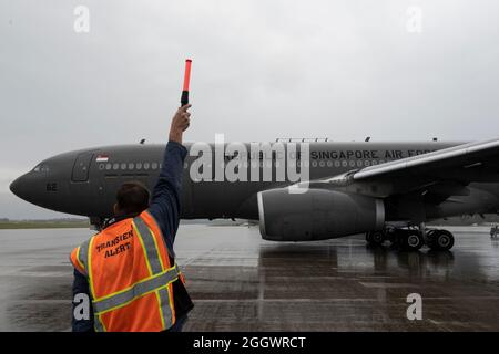 James Houtz, 52. Maintenance Squadron Transient Alert Aircraft Servicer, Marshals a Republic of Singapore A330 Multi-Role Tanker Transportflugzeug auf dem Spangdahlem Air Base, Deutschland, 29. August 2021. Eine Kontingenz von Mitgliedern der Streitkräfte Singapurs, bestehend aus Luftbesatzung, Ingenieuren und Sicherheitskräften, traf in Spangdahlem ab ein, um mehrere Transportwiederholungen für bis zu 200 Evakuierte aus Afghanistan gleichzeitig zu fliegen. (USA Air Force Foto von Tech. Sgt. Maeson L. Elleman) Stockfoto