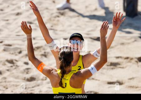 Timmendorfer Strand, Deutschland. September 2021. Volleyball/Strand: Deutsche Meisterschaften, Frauen, Runde 16, Laboreur/Schulz (MTV Stuttgart/DJK Tusa 06 Düsseldorf) - Klinke/Ottens (BSV Ostbevern). Sarah Schulz (r) und Chantal Laboreur feiern nach dem Sieg. Quelle: Frank Molter/dpa/Alamy Live News Stockfoto