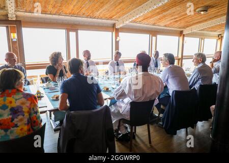 Le photograpge Sebastião Salgado, Audrey Azoulay, directrice générale de l'UNESCO, Le président du Conseil européen Charles Michel, le président de la République française, Emmanuel Macron, Christine Lagarde, présidente de la Banque centrale européenne, l'ancien Ministre de l'Écologie Nicolas Hulot, le Premier ministre grec Kyriakos Mitsotakis et Harrison Ford lors d'un déjeuner avec les personnalités impliqués dans le cadre de l'Union Internationale pour la Conservation de la Nature (UICN) au Restaurant Peron sur la Corniche Kennedy à Marseille, Frankreich, le 3 septembre 2021, au troisième jour Stockfoto