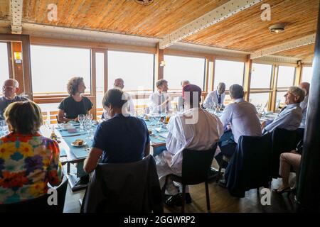 Le photograpge Sebastião Salgado, Audrey Azoulay, directrice générale de l'UNESCO, le président du Conseil européen Charles Michel, le président de la République française, Emmanuel Macron, Christine Lagarde, présidente de la Banque centrale européenne, l'ancien Ministre de l'Écologie Nicolas Hulot, le Premier ministre grec Kyriakos Mitsotakis et Harrison Ford lors d'un déjeuner avec les personnalités impliqués dans le cadre de l'Union Internationale pour la Conservation de la Nature (UICN) au Restaurant Peron sur la Corniche Kennedy à Marseille, Frankreich, le 3 septembre 2021, au troisième jour Stockfoto