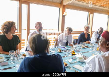 Audrey Azoulay, directrice générale de l'UNESCO, Le président du Conseil européen Charles Michel, le président de la République française, Emmanuel Macron, Christine Lagarde, Présidente de la Banque centrale européenne et l'ancien Ministre de l'Écologie Nicolas Hulot lors d'un déjeuner avec les personnalités impliqués dans le cadre de l'Union Internationale pour la Conservation de la Nature (UICN) au Restaurant Peron sur la Corniche Kennedy à Marseille, Frankreich, le 3 septembre 2021, au troisième jour de sa Visite à Marseille. Macron a annoncé la tenue d'un sommet environnemal 'One Ocean' fin Stockfoto