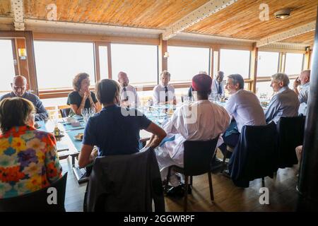 Le photograpge Sebastião Salgado, Audrey Azoulay, directrice générale de l'UNESCO, le président du Conseil européen Charles Michel, le président de la République française, Emmanuel Macron, Christine Lagarde, présidente de la Banque centrale européenne, l'ancien Ministre de l'Écologie Nicolas Hulot, le Premier ministre grec Kyriakos Mitsotakis et Harrison Ford lors d'un déjeuner avec les personnalités impliqués dans le cadre de l'Union Internationale pour la Conservation de la Nature (UICN) au Restaurant Peron sur la Corniche Kennedy à Marseille, Frankreich, le 3 septembre 2021, au troisième jour Stockfoto