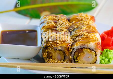 Sushi mit Aal und Shrimp Tempuro auf einem Teller und weißem Hintergrund Stockfoto